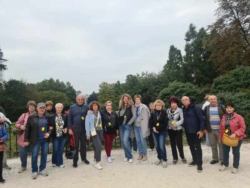 Tour group using an Israstar radioguide