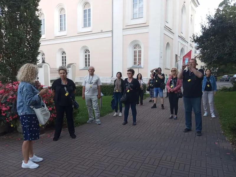 Tour group using an Israstar radioguide