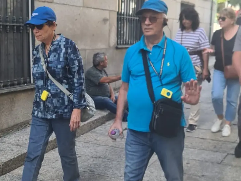 Tour group using an Israstar radioguide