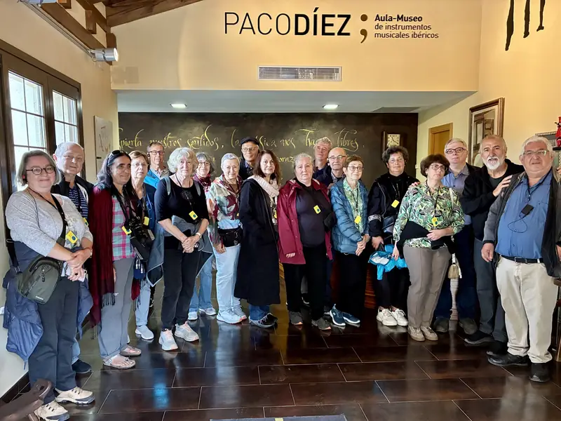 Tour group using an Israstar radioguide